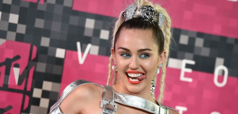 Divoška Miley Cyrus je možná už vdaná paní.