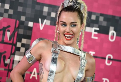 Divoška Miley Cyrus je možná už vdaná paní.