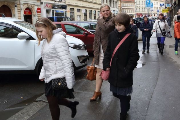 Sabina Remundová s dcerou Adinou a kamarádkou přichází do divadla.