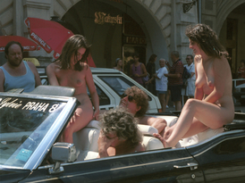 Ivan Jonák při své slavné propagační jízdě Prahou v autě s nahými slečnami.