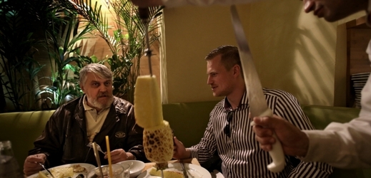 Ivan Jonák a Filip Turek na společné večeři. 