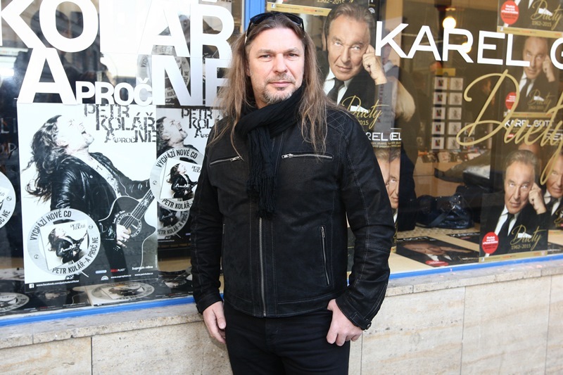 Dlouhovlasý zpěvák Petr Kolář je rebel tělem i duší.
