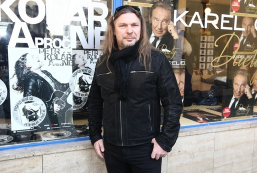 Dlouhovlasý zpěvák Petr Kolář je rebel tělem i duší.