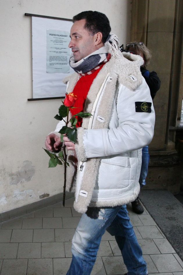 Martin Dejdar, poněkud nevhodně oblečen, přinesl Hanušové alespoň růži.
