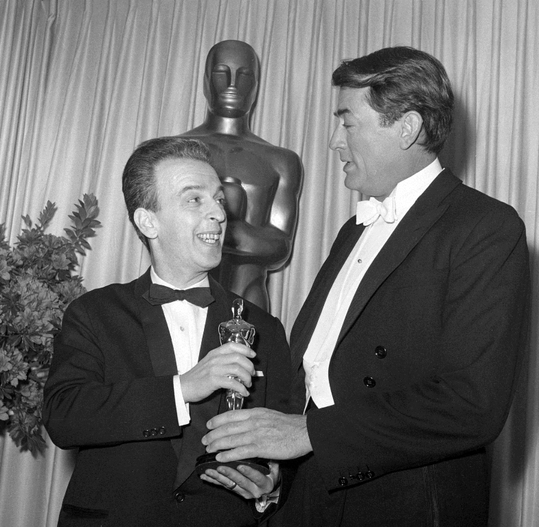 Vysněnou sošku předával Jánu Kadárovi slavný herec Gregory Peck.