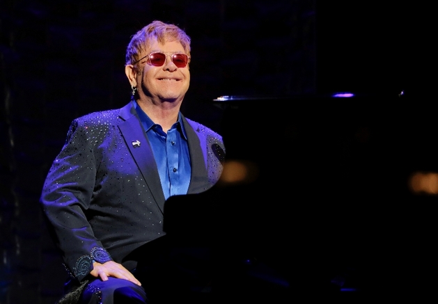 Zahrát přišel i Elton John.