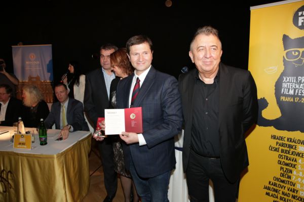 Prezident festivalu Febiofest Fero Fenič představil pamětní medaili s portrétem Rudolfa Hrušínského, kterou si přišel prohlédnout jeho syn Jan.