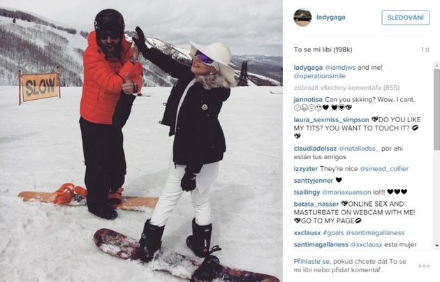 Společnost jí dělali kamarádi a snowboard, na kterém Gaga válí.