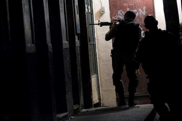 Nezřídka vypuká v brazilských chudinských čtvrtích ovládaných drogovou mafií otevřený pouliční boj.