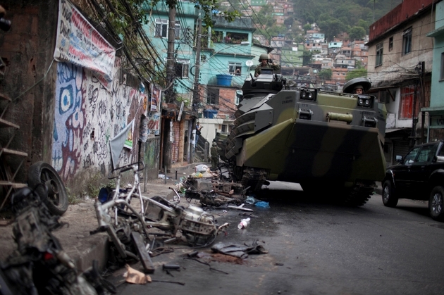 Policisté neváhali při jedné z razií ve favele Rocinha nasadit i tank.