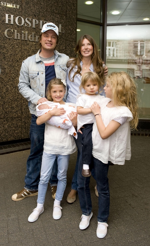 Populární šéfkuchař má s manželkou Jools čtyři děti, brzy přibude páté.