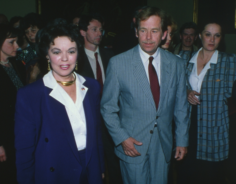 Shirley Temple-Black byla v letech 1989-1993 velvyslankyní USA v Praze, setkala se i s Václavem Havlem.