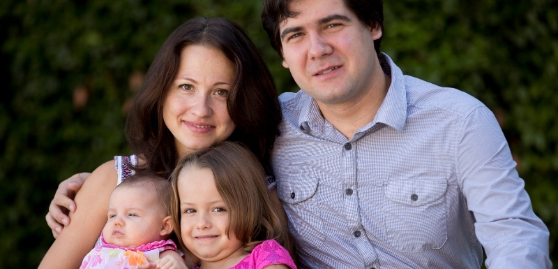 Vadim Kholodenko s manželkou Sofií Tsygankovou a dcerami Nikou a Michelou, které byly zavražděny.
