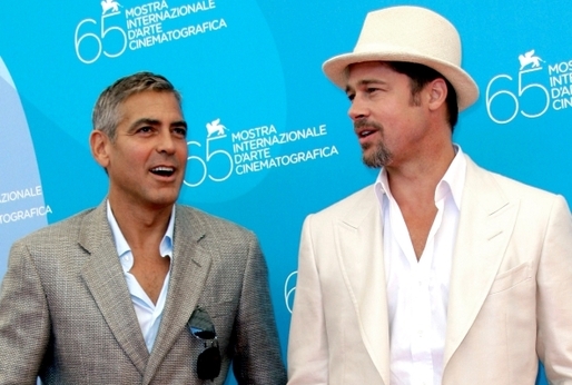 Brad Pitt a George Clooney si navzájem dělají naschvály.
