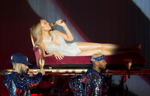 Mariah Carey je vždy obklopena ochotnými muži...