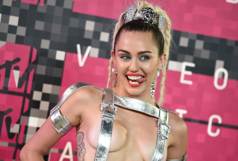 Miley Cyrus publikum často šokovala kostýmy za hranou dobrého vkusu.