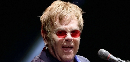 Elton John čelí žalobě za sexuální obtěžování.