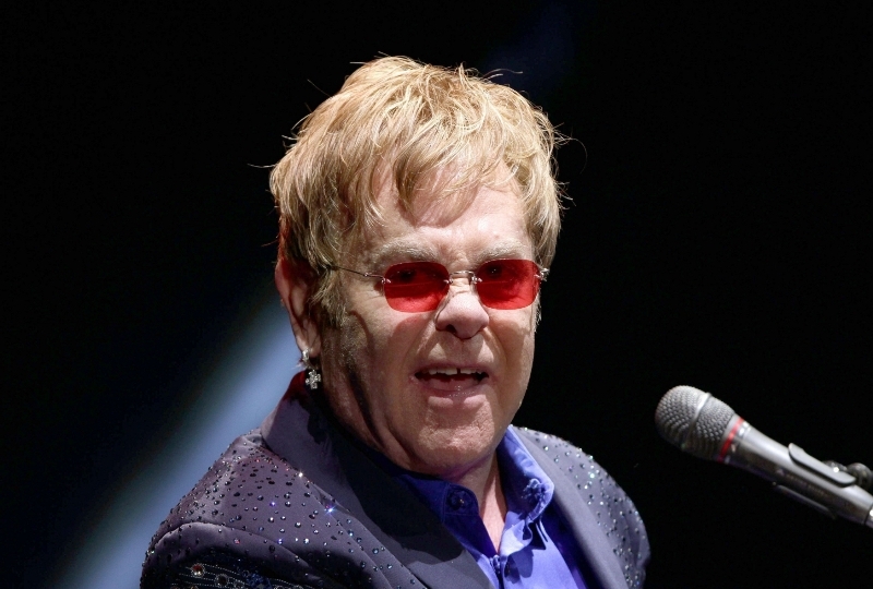 Elton John čelí žalobě za sexuální obtěžování.