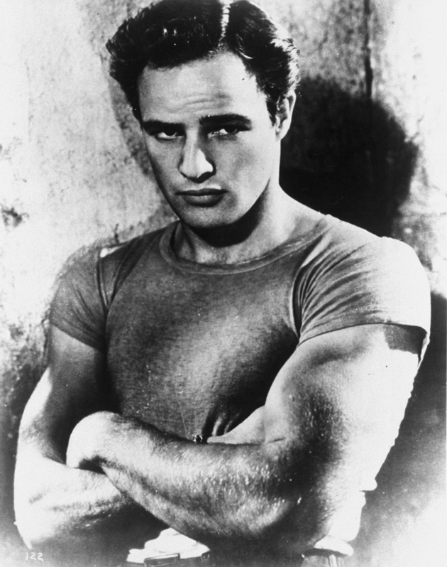 Marlon Brando v sedmdesátých letech homosexuální zkušenosti otevřeně přiznal.