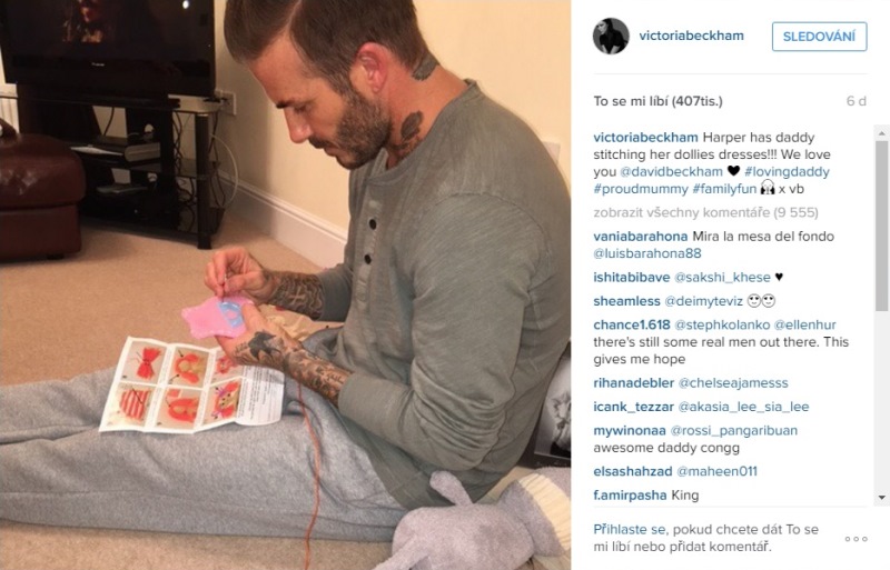 Není roztomilý? David Beckham šije pro dceřinu panenku růžové šatičky.