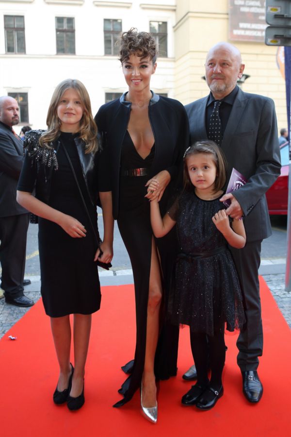 Iva Kubelková poprvé přišla na veřejnou akci s celou rodinou, tedy i oběma dcerami.