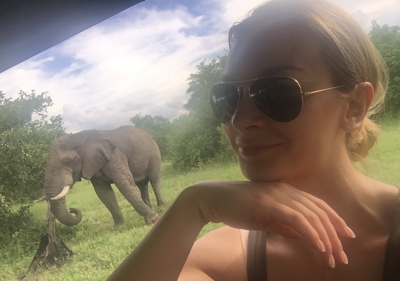 Bára se dostala do těsné blízkosti slona afrického.