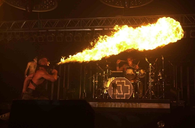 Rammstein při svých koncertech rád používá pyrotechnické efekty.