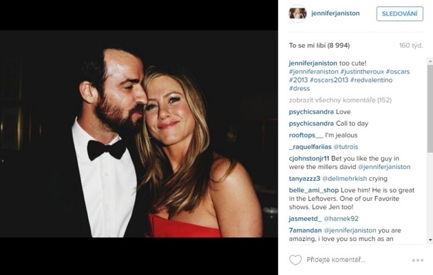 Justin Theroux ví, jak se ke své manželce Jennifer Aniston na veřejnosti chovat. Nevynechává objetí a polibky.