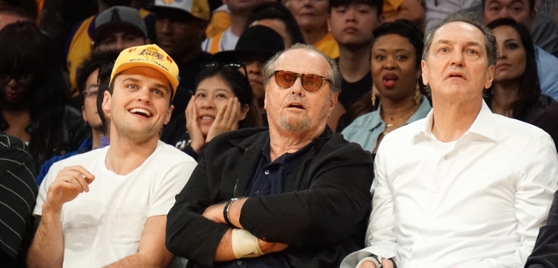 Jack Nicholson se synem Rayem vyrazili na šlágr NBA.