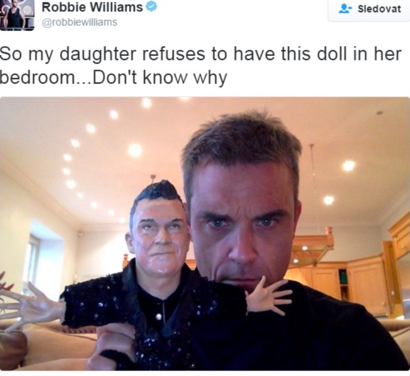 "Moje dcera odmítá mít tuto figurku v ložnici. Nechápu proč," připsal Robbie k fotografii sebe s malým panáčkem Robbiem.