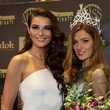 Odstupující miss Nikol Švantnerová předala korunku své nástupkyni Andree Bezděkové.