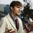 Ashton Kutcher vlastnoručně odrodil tele.