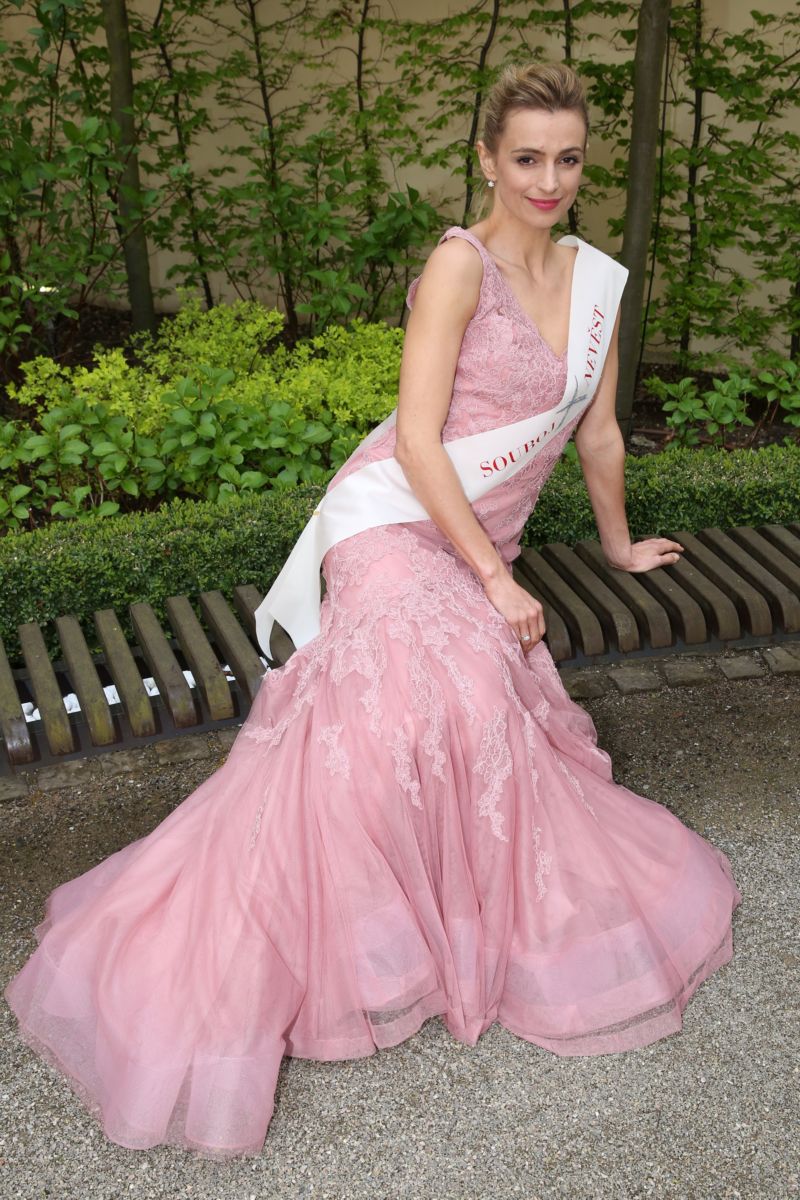 Jako patronka soutěže Souboj nevěst si vyzkoušela alespoň růžové šaty pro družičky.