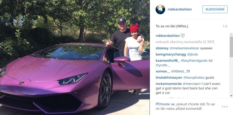 Rob věnoval Blac Chyně Lamborghini ve speciální růžové metalíze.