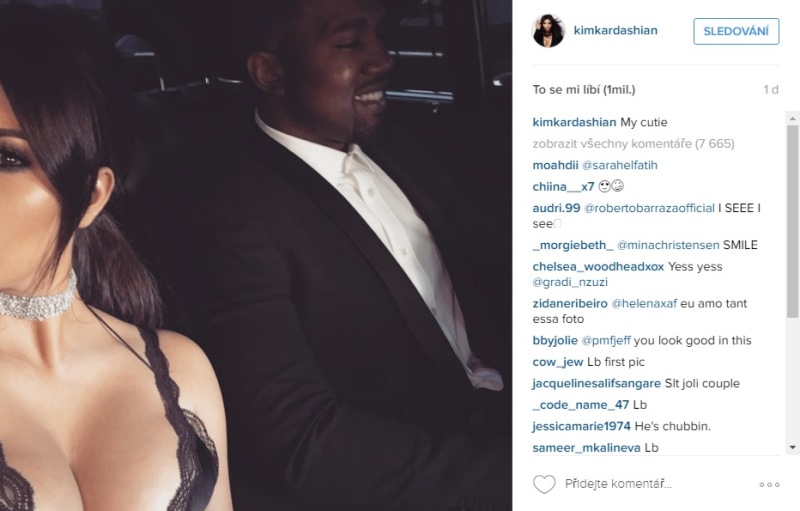 Kim Kardashian a Kanye West umějí ukázat fotky zachycující tradičnější situace. Ovšem aspoň něco jako obří výstřih nesmí chybět. 
