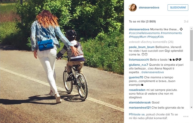 Alena Šeredová stihla učit svoje kluky jezdit na kole.
