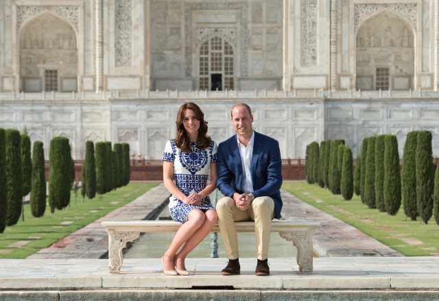 Z Indie už jsou Kate a William zpátky doma. Z oficiální návštěvy jednoho z nejromantičtějších míst světa Taj Mahalu mají samozřejmě společnou fotku. 