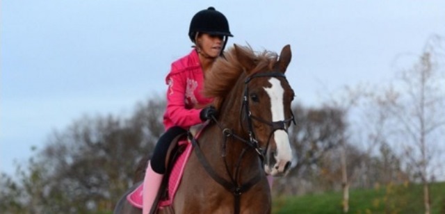 Katie Price je zdatnou jezdkyní a své koně upřímně zbožňuje.