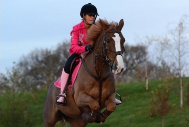 Katie Price je zdatnou jezdkyní a své koně upřímně zbožňuje.