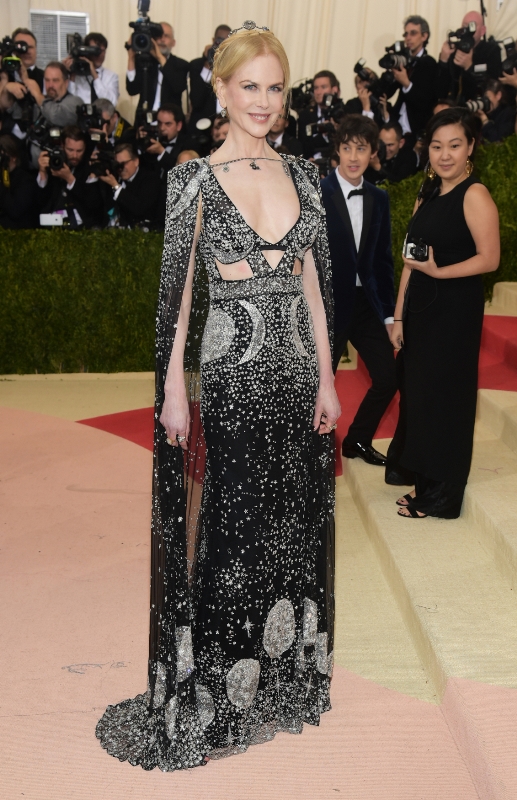 Šaty s nádechem hvězdného prachu z dílny Alexandera McQueena provětrala Nicole Kidman.