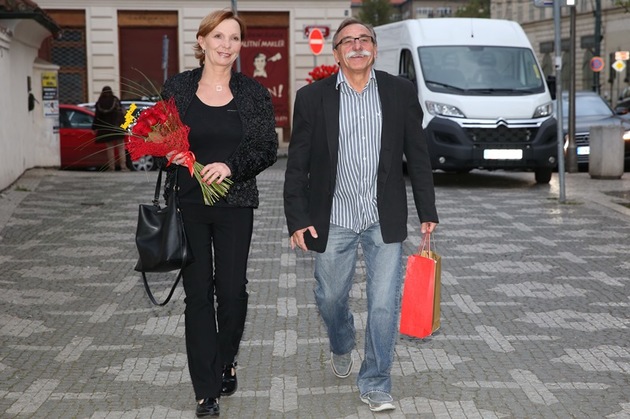 S darem v tašce a květinou v náručí přispěchali Pavel Zedníček s Hankou Kousalovou. 