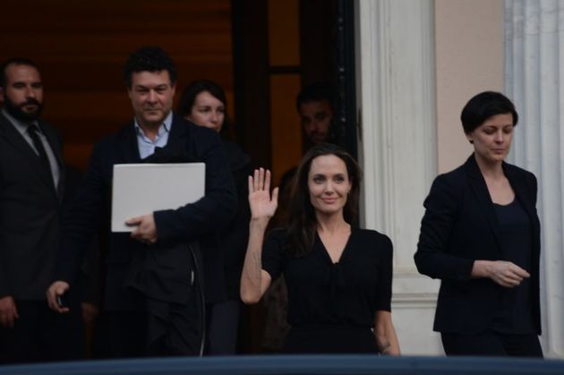 Herečka odchází ze setkání s řeckým premiérem Tsiprasem.