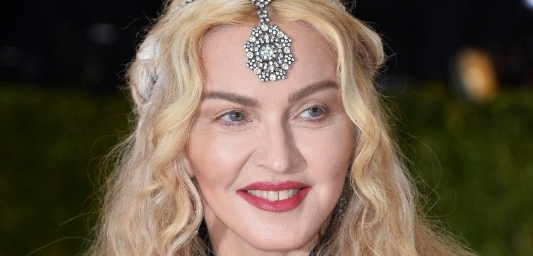 Madonna si zalepila bradavky černou páskou.