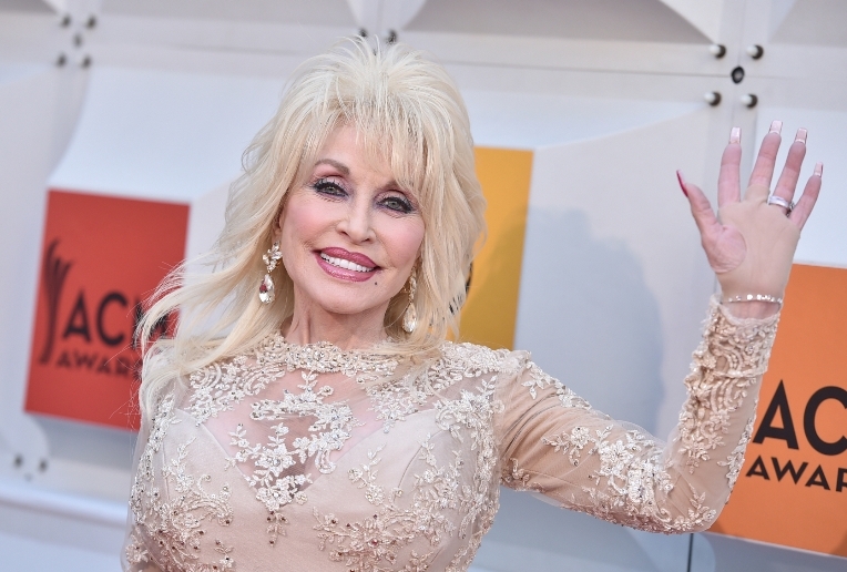 Dolly Parton si v rámci oslav zlaté svatby podruhé řekne "ano" se svým manželem.
