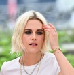 Kristen Stewart přicestovala na festival v Cannes s novým filmem Woodyho Allena a novou image.