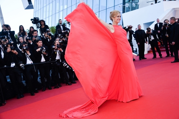 Petra Němcová zvolila rudé rozevláté šaty Georges Chakra a na červeném koberci byla za hvězdu.