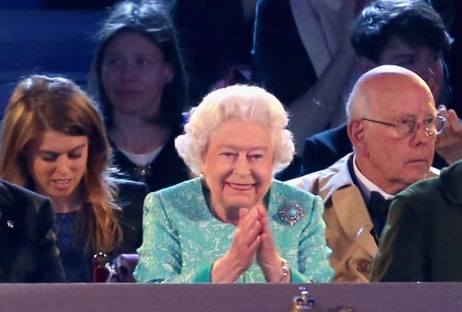 Královna Alžběta v průběhu jezdecké show odložila svůj tradiční striktní výraz.