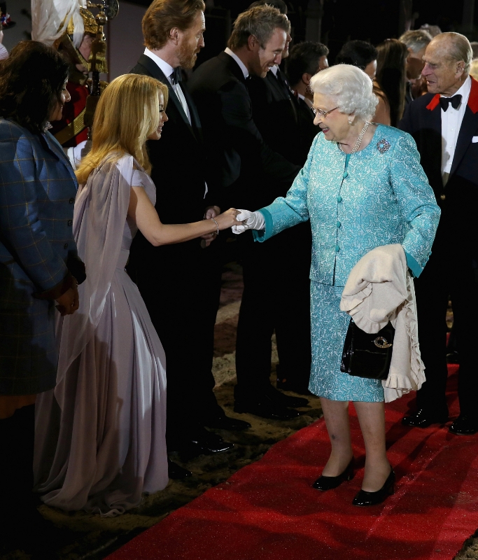 Kylie Minogue předvedla při setkání s královnou ukázkové pukrle.
