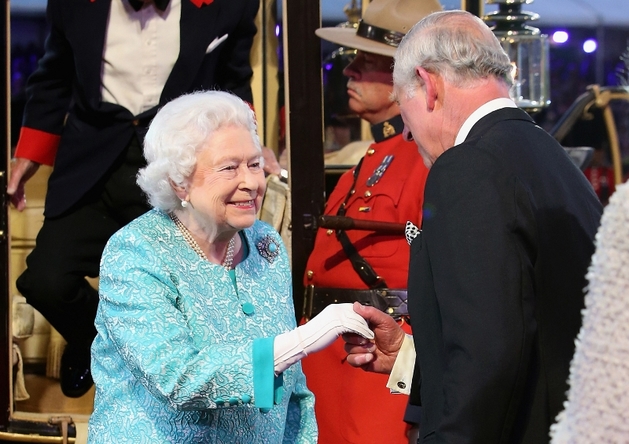 Její Veličenstvo přivítal princ Charles a políbil matce ruku.