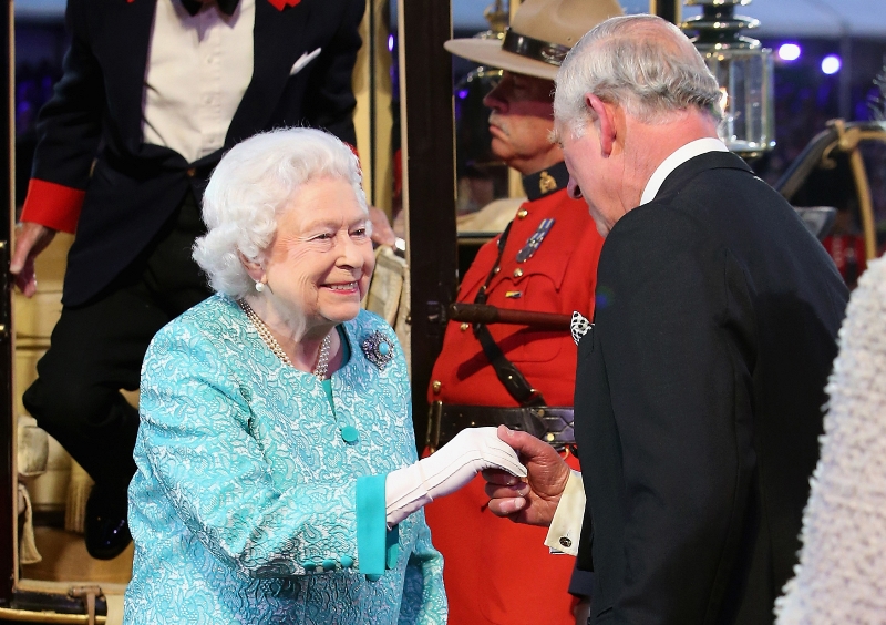 Její Veličenstvo přivítal princ Charles a políbil matce ruku.